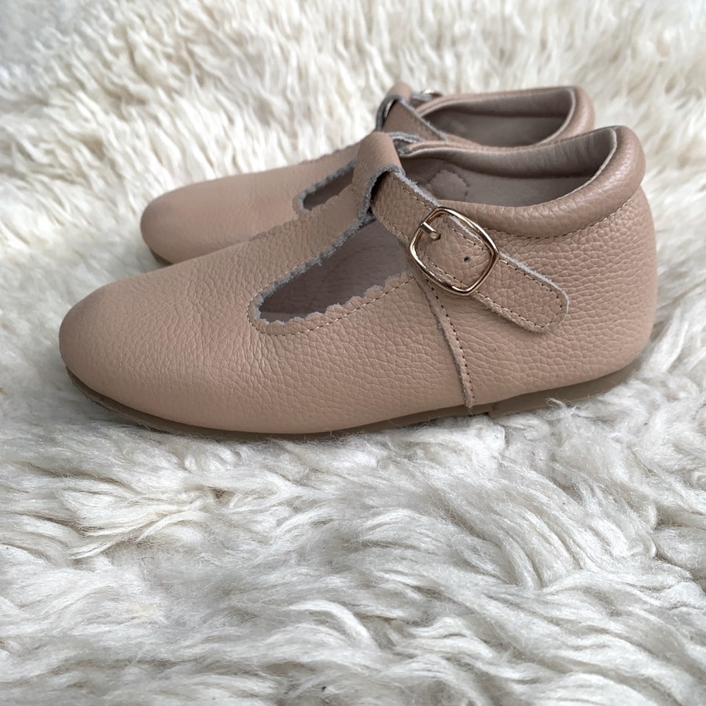 Toddler kids Mary Janes size 11T. Nude pink colour with rose gold hardware